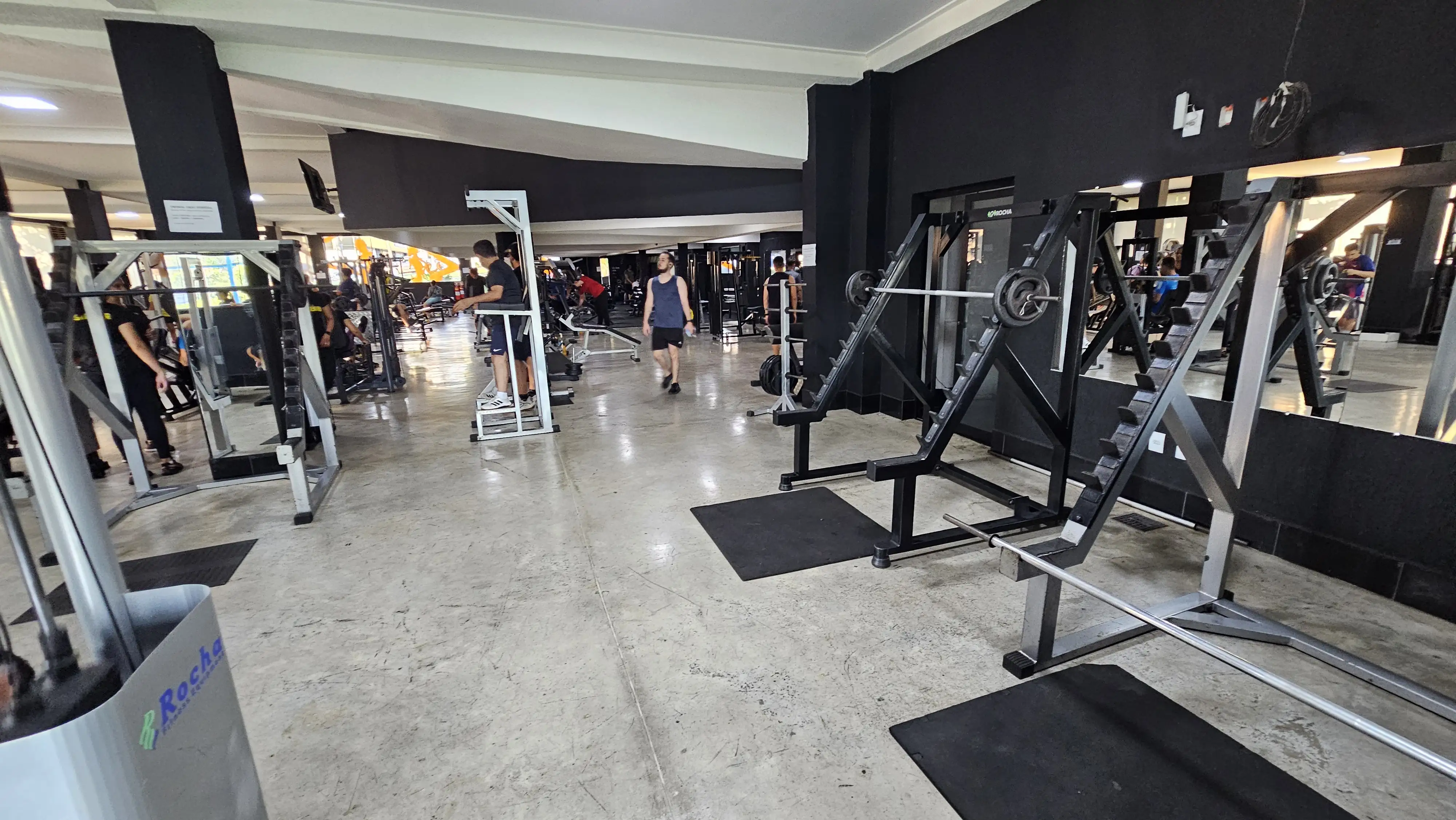 Área de Treino Livre com Halteres